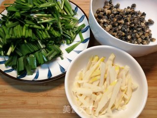 螺狮这样做不用“嘬”～韭菜炒螺狮肉的做法步骤：4