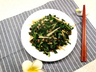 螺狮这样做不用“嘬”～韭菜炒螺狮肉的做法步骤：6