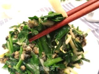 螺狮这样做不用“嘬”～韭菜炒螺狮肉的做法步骤：7