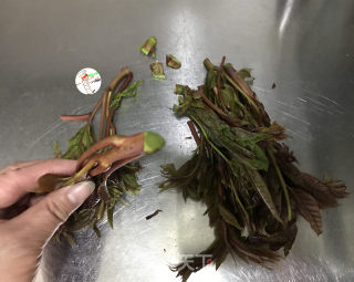 香椿炒鸡蛋的做法步骤：2