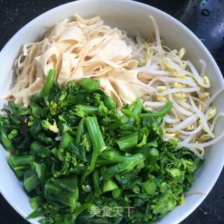 油菜苔拌豆芽的做法步骤：6