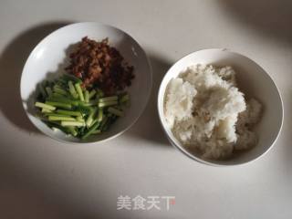 鸡肉蒜薹炒饭的做法步骤：1