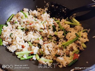 鸡肉蒜薹炒饭的做法步骤：3