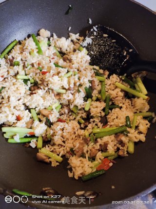鸡肉蒜薹炒饭的做法步骤：4