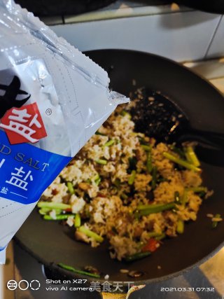 鸡肉蒜薹炒饭的做法步骤：5