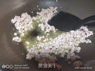 青椒炒肉末的做法步骤：2
