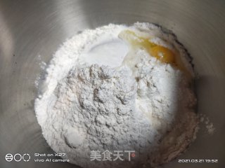 咸蛋黄肉松面包的做法步骤：2