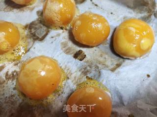 咸蛋黄肉松面包的做法步骤：8
