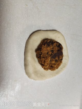 咸蛋黄肉松面包的做法步骤：10
