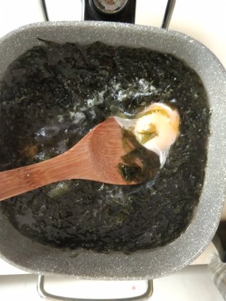 紫菜蛋碎花汤的做法步骤：2