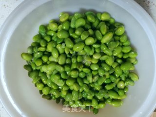 香椿炒毛豆米的做法步骤：1