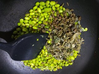 香椿炒毛豆米的做法步骤：5