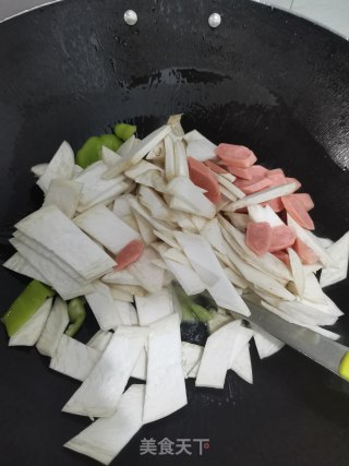 杏鲍菇炒热狗的做法步骤：2
