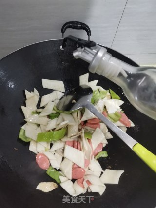 杏鲍菇炒热狗的做法步骤：3