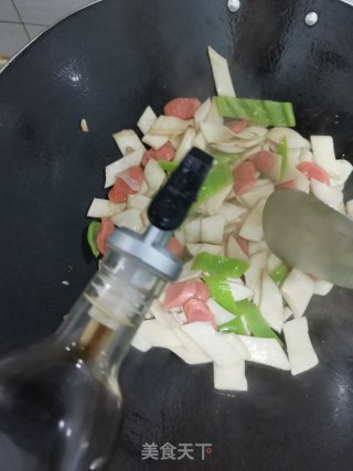 杏鲍菇炒热狗的做法步骤：4