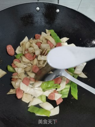 杏鲍菇炒热狗的做法步骤：5