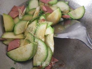 西葫芦炒香肠鸡蛋的做法步骤：5
