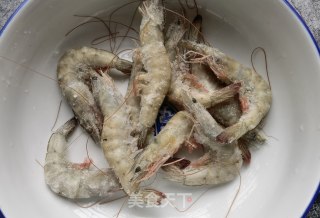 白灼大虾的做法步骤：1
