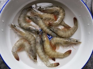 白灼大虾的做法步骤：2