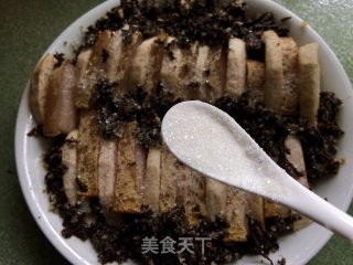 梅干菜芋头扣肉的做法步骤：13
