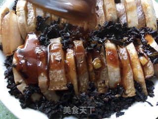 梅干菜芋头扣肉的做法步骤：21