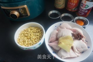 美容养颜食补平民菜——黄豆炖猪蹄的做法步骤：1