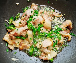 五花肉豆角焖面的做法步骤：11