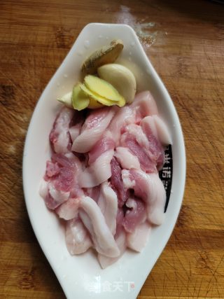 五花肉焖春笋的做法步骤：3
