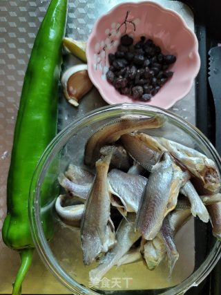青椒豆鼓炒黄花鱼的做法步骤：1