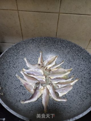 青椒豆鼓炒黄花鱼的做法步骤：2