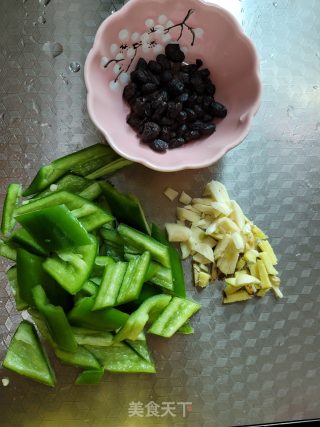 青椒豆鼓炒黄花鱼的做法步骤：4