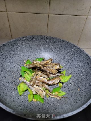 青椒豆鼓炒黄花鱼的做法步骤：7