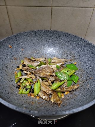 青椒豆鼓炒黄花鱼的做法步骤：9