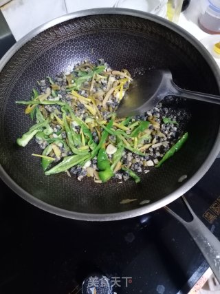 酸菜炒螺蛳肉的做法步骤：7