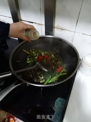 酸菜炒螺蛳肉的做法步骤：8