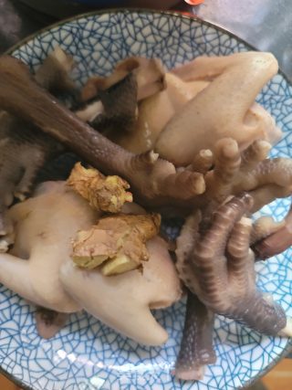 鲜土茯苓煲鸽子汤的做法步骤：3