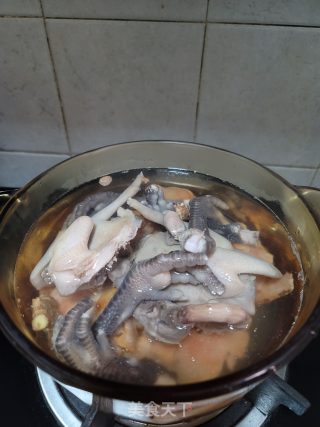 鲜土茯苓煲鸽子汤的做法步骤：4