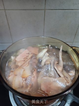 鲜土茯苓煲鸽子汤的做法步骤：5