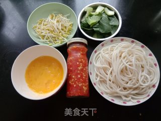 剁椒豆芽炒米粉的做法步骤：1