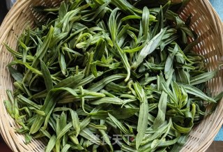 蒜瓣辣椒炒胡萝卜面条菜的做法步骤：1