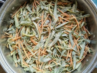 蒜瓣辣椒炒胡萝卜面条菜的做法步骤：8