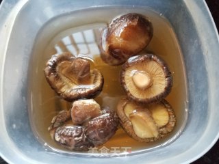 冬菇马蹄腊肠馅青团的做法步骤：1