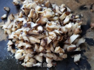 冬菇马蹄腊肠馅青团的做法步骤：2