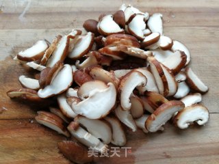 香菇炒生菜的做法步骤：1