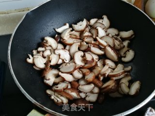 香菇炒生菜的做法步骤：3