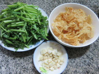 茼蒿炒豆腐皮的做法步骤：1
