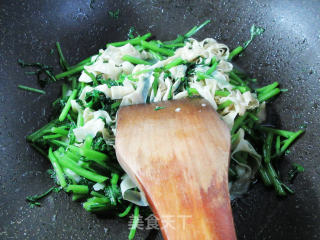 茼蒿炒豆腐皮的做法步骤：6