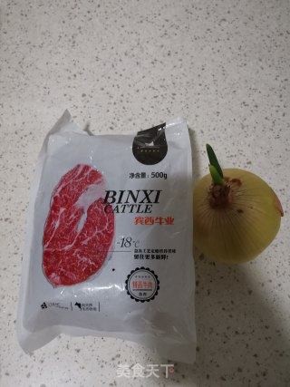 洋葱爆牛肉的做法步骤：1