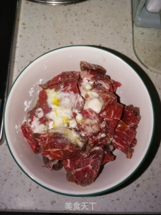 洋葱爆牛肉的做法步骤：3