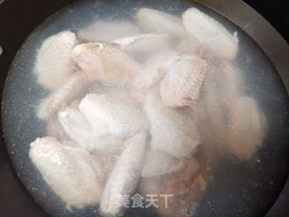 红烧鸡翅的做法步骤：1